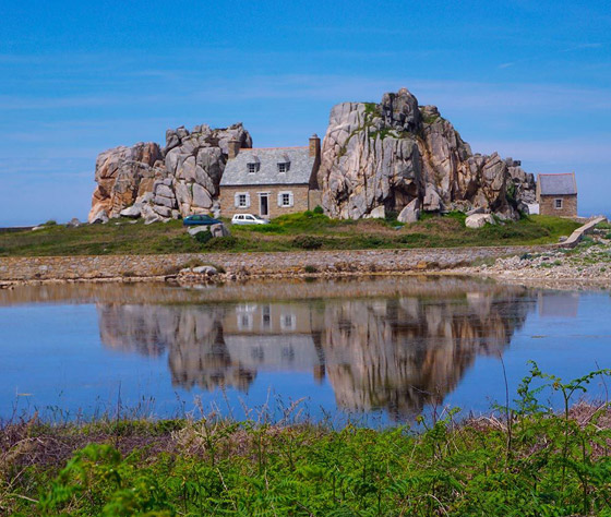 صور: منزل غريب بين صخرتين عملاقتين يخطف أنظار السائحين في فرنسا صورة رقم 12