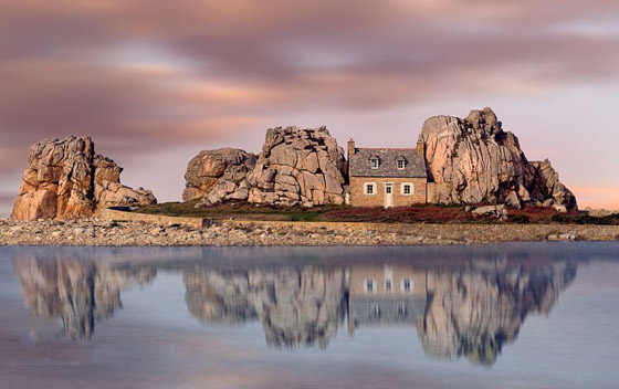 صور: منزل غريب بين صخرتين عملاقتين يخطف أنظار السائحين في فرنسا صورة رقم 13