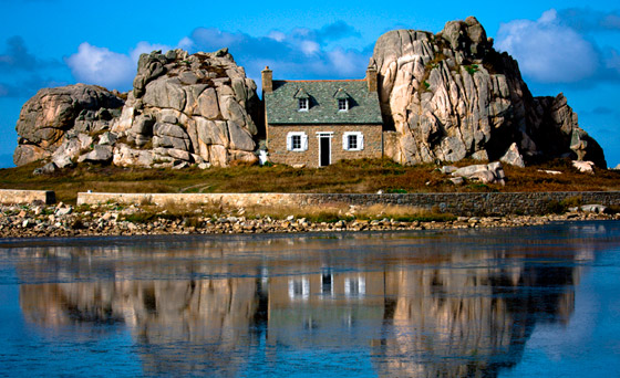 صور: منزل غريب بين صخرتين عملاقتين يخطف أنظار السائحين في فرنسا صورة رقم 14