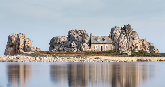 صور: منزل غريب بين صخرتين عملاقتين يخطف أنظار السائحين في فرنسا صورة رقم 15