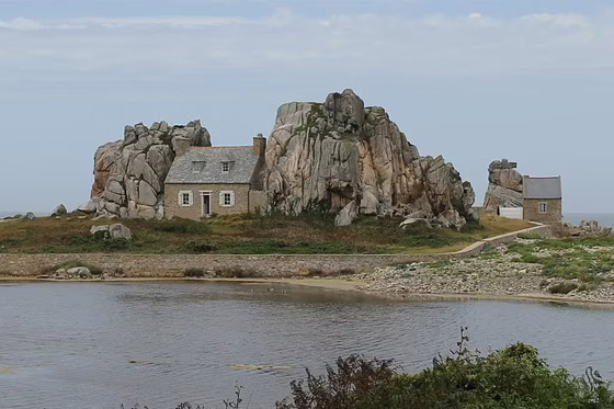 صور: منزل غريب بين صخرتين عملاقتين يخطف أنظار السائحين في فرنسا صورة رقم 16