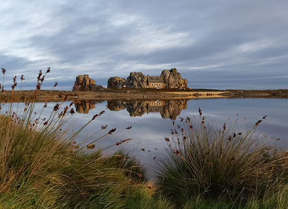 صور: منزل غريب بين صخرتين عملاقتين يخطف أنظار السائحين في فرنسا صورة رقم 17