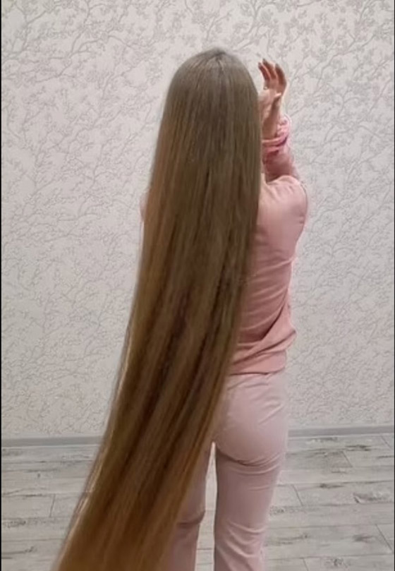 صور :رابونزل الروسية لم تقص شعرها منذ 23 عامًا صورة رقم 2