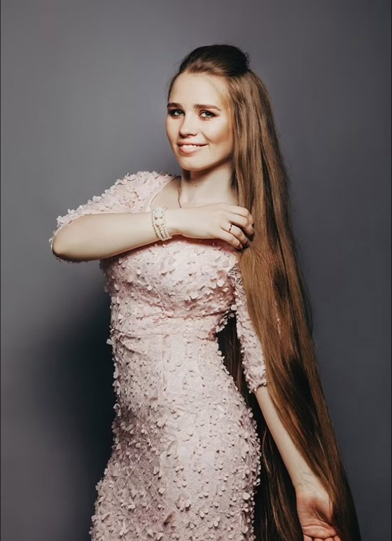 صور :رابونزل الروسية لم تقص شعرها منذ 23 عامًا صورة رقم 4