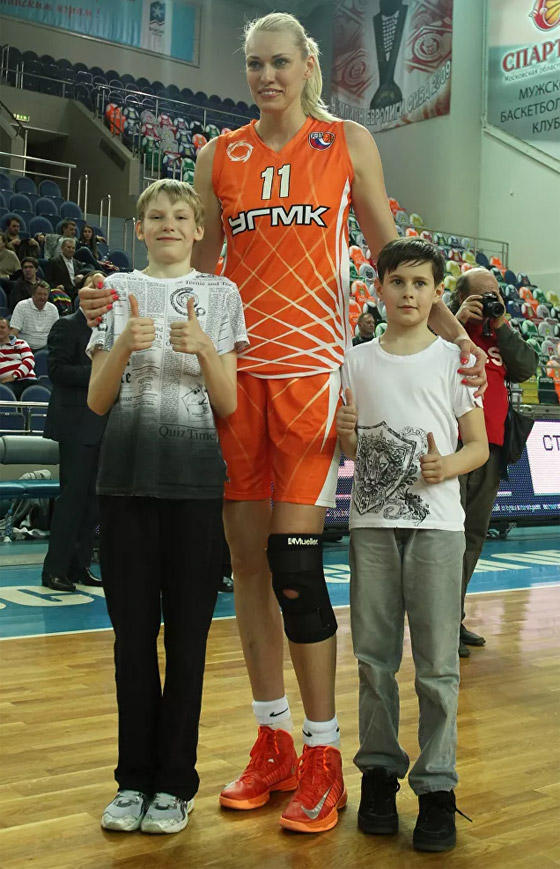 بالصور: تعرفوا إلى أطول النساء في العالم صورة رقم 8