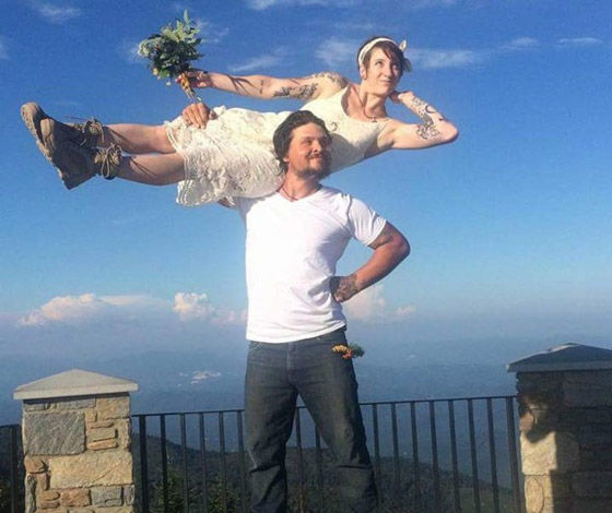 هؤلاء الأشخاص قرروا الخروج عن المألوف في حفل زفافهم: لقطات مبهجة صورة رقم 3