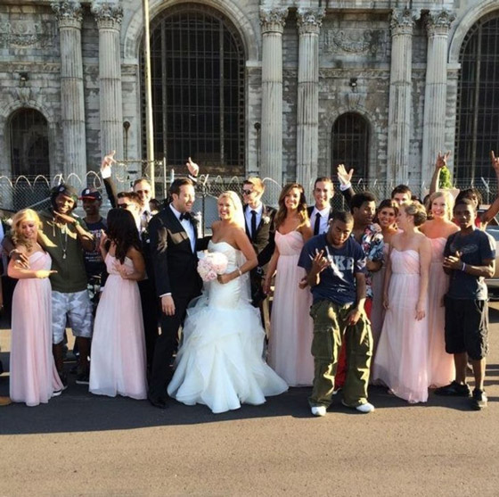 هؤلاء الأشخاص قرروا الخروج عن المألوف في حفل زفافهم: لقطات مبهجة صورة رقم 4