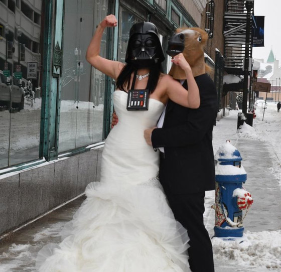 هؤلاء الأشخاص قرروا الخروج عن المألوف في حفل زفافهم: لقطات مبهجة صورة رقم 9