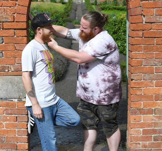 هؤلاء الأشخاص قرروا الخروج عن المألوف في حفل زفافهم: لقطات مبهجة صورة رقم 12