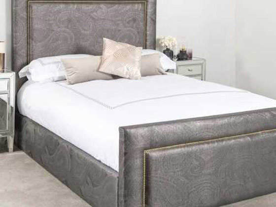 وظيفة تدفع لك آلاف الدولارات لتشاهد نيتفليكس على مراتب فاخرة صورة رقم 3