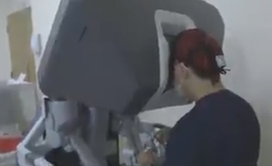 فيديو: نجاح أول عملية جراحية بواسطة روبوت في دبي.. استمرت 3 ساعات صورة رقم 3