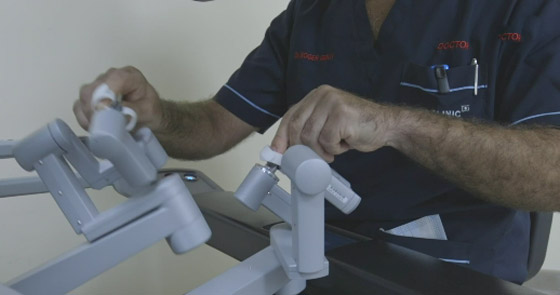 فيديو: نجاح أول عملية جراحية بواسطة روبوت في دبي.. استمرت 3 ساعات صورة رقم 4