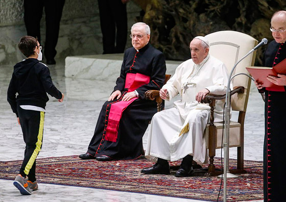 فيديو طريف.. فتى يقترب من البابا فرنسيس ويحاول أخذ قلنسوته صورة رقم 11