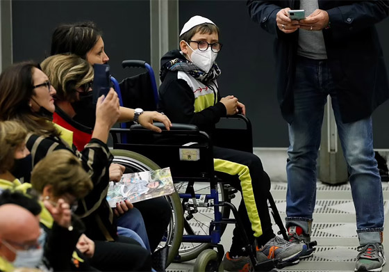 فيديو طريف.. فتى يقترب من البابا فرنسيس ويحاول أخذ قلنسوته صورة رقم 19