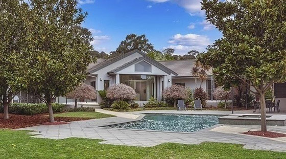 يصمم منزلاً فاخراً من غرفته في المستشفى بعدما أصيب بالشلل صورة رقم 1