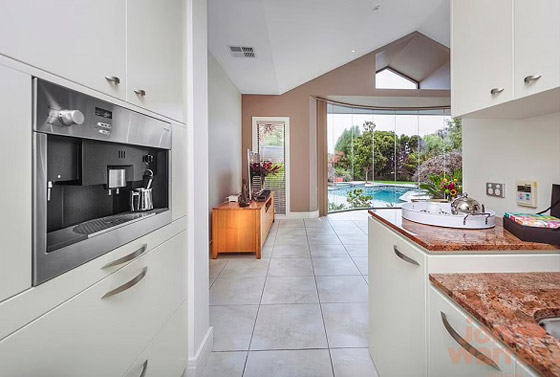 يصمم منزلاً فاخراً من غرفته في المستشفى بعدما أصيب بالشلل صورة رقم 3