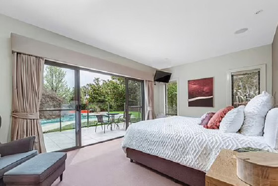 يصمم منزلاً فاخراً من غرفته في المستشفى بعدما أصيب بالشلل صورة رقم 7