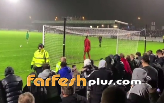 لاعب إنجليزي يهدر ركلة جزاء بطريقة غريبة.. سدد الكرة برأس رجل الأمن! صورة رقم 1