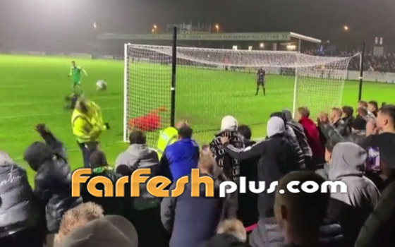 لاعب إنجليزي يهدر ركلة جزاء بطريقة غريبة.. سدد الكرة برأس رجل الأمن! صورة رقم 2