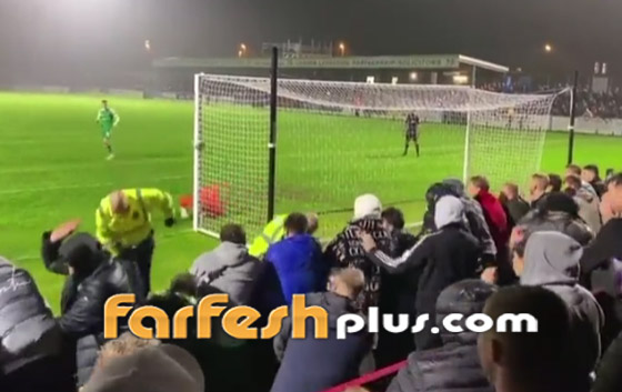 لاعب إنجليزي يهدر ركلة جزاء بطريقة غريبة.. سدد الكرة برأس رجل الأمن! صورة رقم 3
