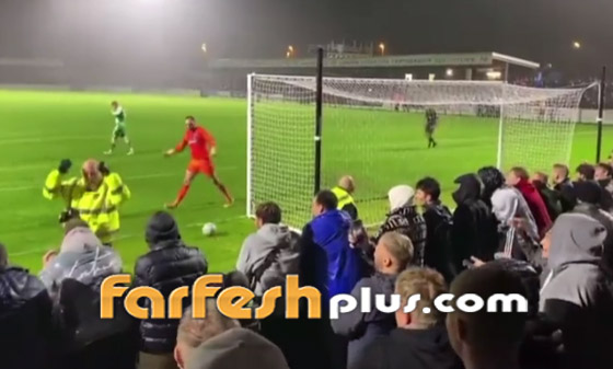 لاعب إنجليزي يهدر ركلة جزاء بطريقة غريبة.. سدد الكرة برأس رجل الأمن! صورة رقم 4
