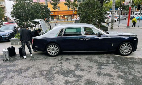 مليونير صيني يعاقب العاملين في أحد البنوك بأغرب طريقة تتخيلها! صورة رقم 3