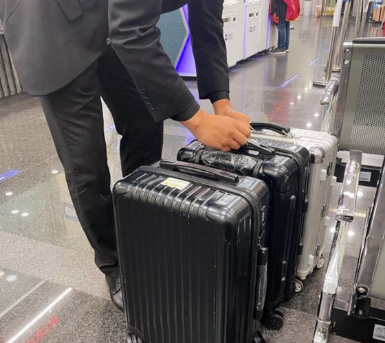 مليونير صيني يعاقب العاملين في أحد البنوك بأغرب طريقة تتخيلها! صورة رقم 4