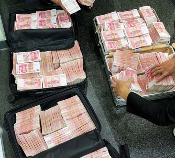 مليونير صيني يعاقب العاملين في أحد البنوك بأغرب طريقة تتخيلها! صورة رقم 5