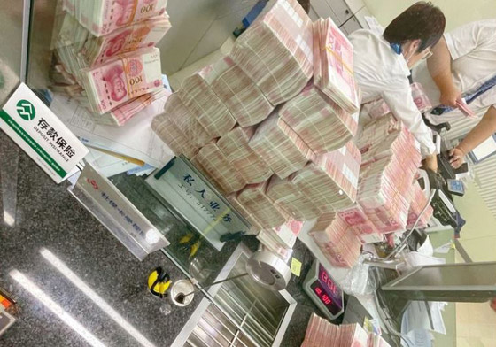 مليونير صيني يعاقب العاملين في أحد البنوك بأغرب طريقة تتخيلها! صورة رقم 2