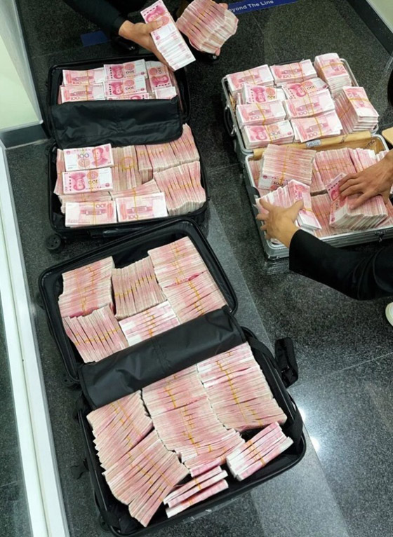 مليونير صيني يعاقب العاملين في أحد البنوك بأغرب طريقة تتخيلها! صورة رقم 1