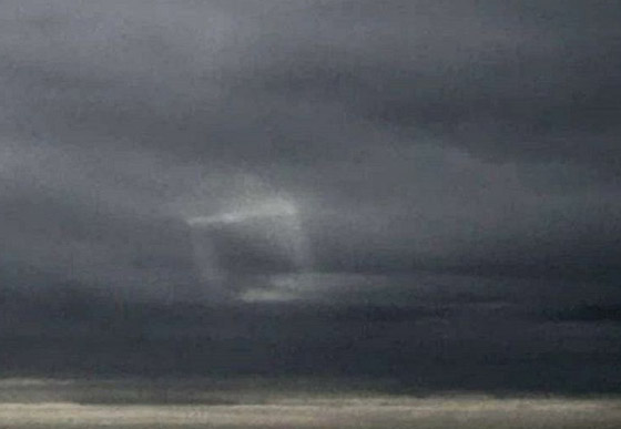 مربع مجهول وغامض على شكل نافذة غريبة في سماء ولاية أمريكية! صورة رقم 1