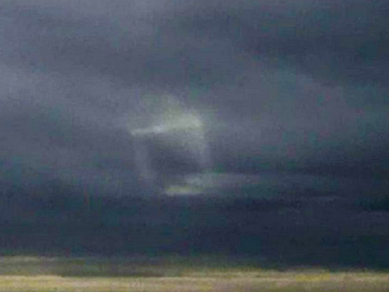 مربع مجهول وغامض على شكل نافذة غريبة في سماء ولاية أمريكية! صورة رقم 3