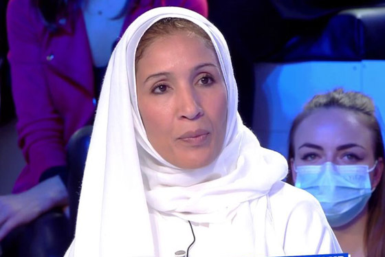 فيديو: كاتب فرنسي يعارض الإسلام يتحدى سيدة مغربية أن تخلع حجابها لتثبت أنها فيديو: كاتب فرنسي يعارض الإسلام يتحدى سيدة مغربية أن تخلع حجابها لتثبت أنها