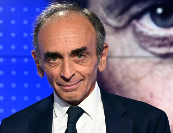 فيديو: كاتب فرنسي يعارض الإسلام يتحدى سيدة مغربية أن تخلع حجابها لتثبت أنها فيديو: كاتب فرنسي يعارض الإسلام يتحدى سيدة مغربية أن تخلع حجابها لتثبت أنها
