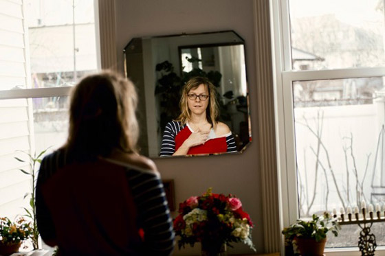 توثق رحلتها مع سرطان الثدي بصور واقعية يومية صورة رقم 2