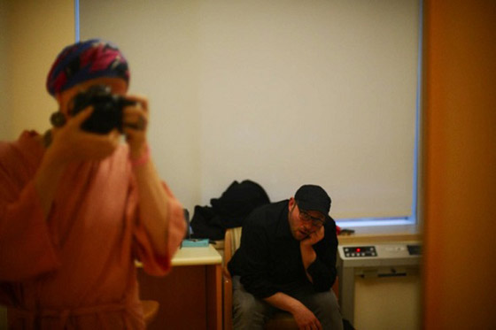 توثق رحلتها مع سرطان الثدي بصور واقعية يومية صورة رقم 3