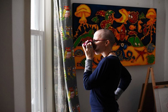 توثق رحلتها مع سرطان الثدي بصور واقعية يومية صورة رقم 4