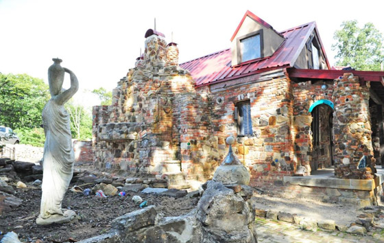 11 مبنى مصنوعاً من القمامة والمواد المعاد تدويرها: الزجاجات الفارغة صورة رقم 1