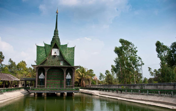 11 مبنى مصنوعاً من القمامة والمواد المعاد تدويرها: الزجاجات الفارغة صورة رقم 2