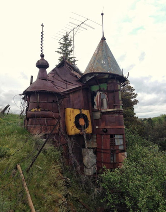 11 مبنى مصنوعاً من القمامة والمواد المعاد تدويرها: الزجاجات الفارغة صورة رقم 3