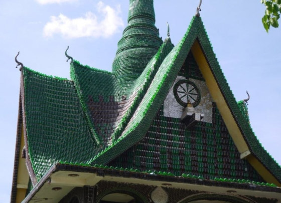 11 مبنى مصنوعاً من القمامة والمواد المعاد تدويرها: الزجاجات الفارغة صورة رقم 4