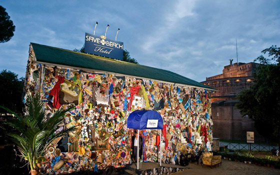 11 مبنى مصنوعاً من القمامة والمواد المعاد تدويرها: الزجاجات الفارغة صورة رقم 5