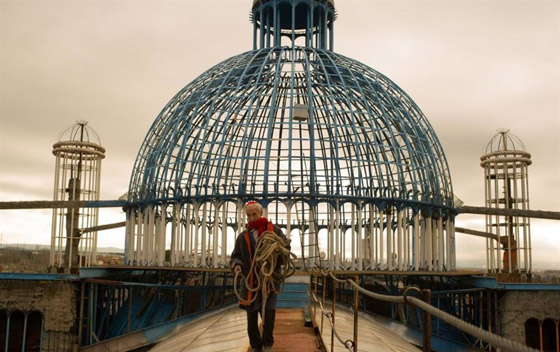 11 مبنى مصنوعاً من القمامة والمواد المعاد تدويرها: الزجاجات الفارغة صورة رقم 6