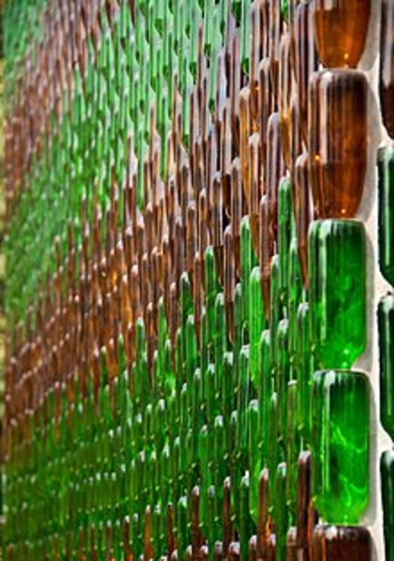 11 مبنى مصنوعاً من القمامة والمواد المعاد تدويرها: الزجاجات الفارغة صورة رقم 7