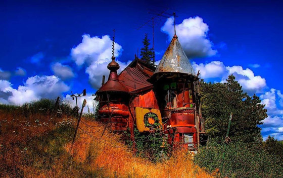 11 مبنى مصنوعاً من القمامة والمواد المعاد تدويرها: الزجاجات الفارغة صورة رقم 8