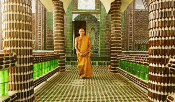 11 مبنى مصنوعاً من القمامة والمواد المعاد تدويرها: الزجاجات الفارغة صورة رقم 10