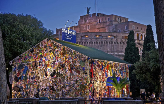 11 مبنى مصنوعاً من القمامة والمواد المعاد تدويرها: الزجاجات الفارغة صورة رقم 11