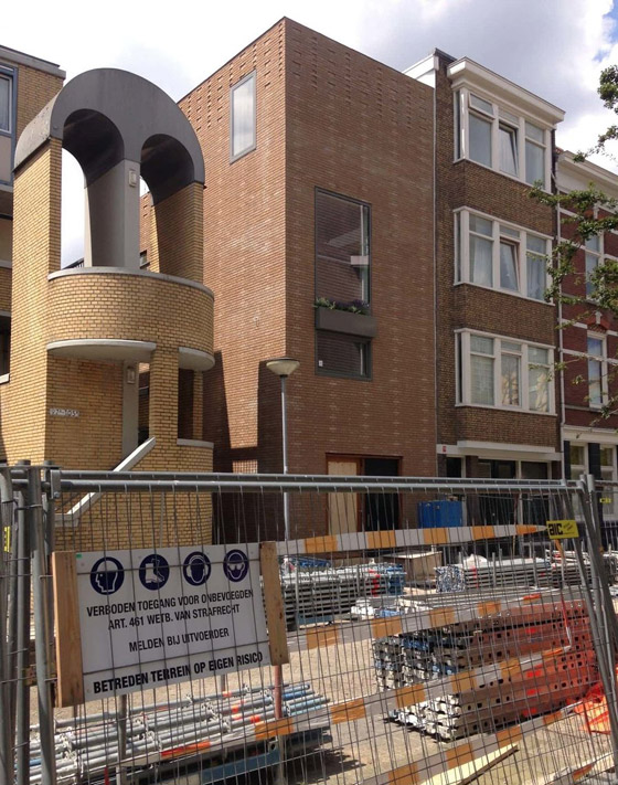 11 مبنى مصنوعاً من القمامة والمواد المعاد تدويرها: الزجاجات الفارغة صورة رقم 13