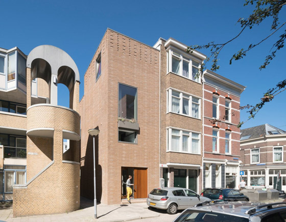 11 مبنى مصنوعاً من القمامة والمواد المعاد تدويرها: الزجاجات الفارغة صورة رقم 15