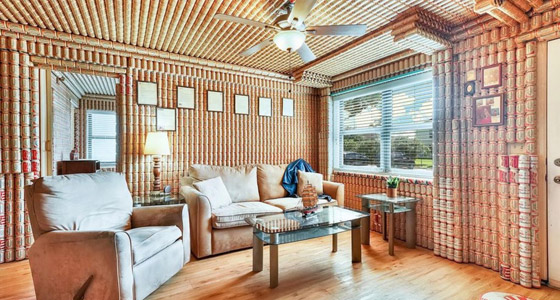 11 مبنى مصنوعاً من القمامة والمواد المعاد تدويرها: الزجاجات الفارغة صورة رقم 16